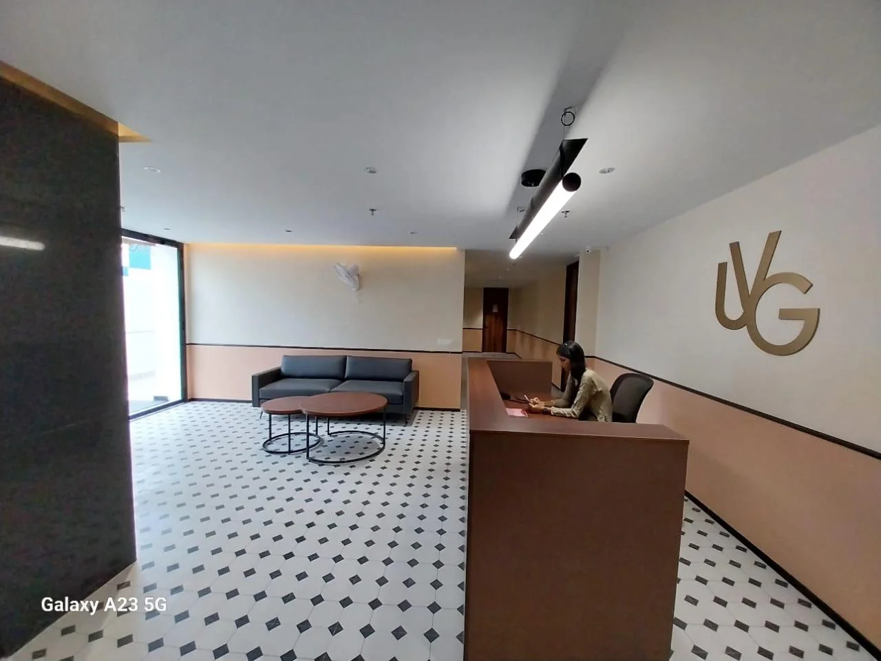 Modern office reception area designed by the Best Office Interior Designer in Noida with visitor seating and branded interiors.